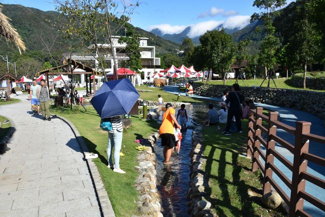 羅浮温泉<br /><br />足湯の先に池があります。