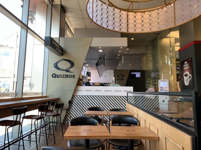 時間があるので軽く昼食をとることに。<br />駅ビルは人でごった返しているので、大通りをはさんで東側のスクエアモールへ。<br />1階のQuiznos。