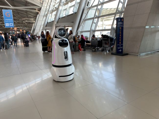 インチョン空港には自走式ロボットの案内係がパトロールしてました。