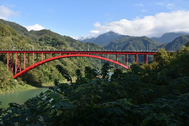 羅浮橋<br /><br />羅浮温泉バス停からの無料シャトルバスは<br />橋のたもと手前(写真右側)の羅浮橋バス停を<br />経由して仁愛停車場バス停まで行きます。