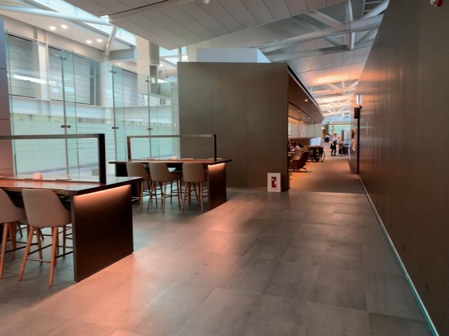 さすが航空会社のラウンジ。<br />広々してとても立派です。