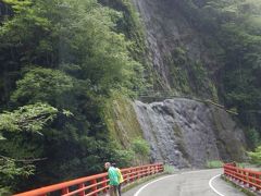 高知市街から約一時間、だんだん山深くなってくると同時に時々降る豪雨と、「落石危険」の看板におののきながら安居川の上流にやってきました。