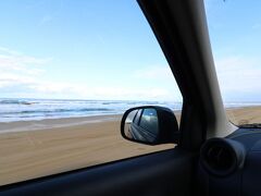 いよいよ千里浜へ。
本当に砂浜だ～♪
しかも平日だからかほとんど車とすれ違わずほぼ貸切状態でした。
サイコー！