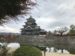 そして松本城へ…
朝はあんなにイイ天気だったのに、雲が出てきて雨が降ってきました。
まぁ小雨なので、傘なくてもコートのフードかぶれば大丈夫w
雲がかかって大好きな北アルプスは見えませんが…