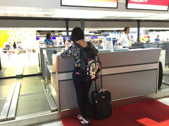 2016.8.21.Sun. 

まずは大韓航空で長女のチェックイン。
行くのか否か最後まで予定がはっきりしなかった為、
航空券の手配が遅れ、皆と同じ飛行機は取れず現地集合です。