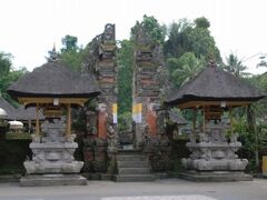 次に向かったのは聖なる泉が湧くといわれているティルタ・エンプル寺院。