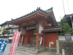 尾道水道尾道大橋(一般道)から2.5kmほどで浄土寺に．
2011年年末以来，前回拝観時は修復工事の最中だった．
車で訪れる際は寺下の国道2号を300ほど西進し，山陽線のガード下を抜けて東に戻る必要がある．
写真は山門，室町前期建造，木造四脚門，切妻造，本瓦葺，両袖潜付，国重要文化財．