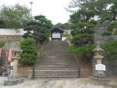 浄土寺から北西へ約1.5km，西國寺へ．
山腹の境内だが，車で境内脇の駐車場まで行った．
山門からになると徒歩で階段を登ることとなる．
ここも2011年12年末以来．
寺は奈良時代行基による創建と伝わる．平安末から鎌倉期にかけ山陽随一の伽藍を誇った．
山号摩尼山，本尊薬師瑠璃光如来の真言宗寺院．
境内拝観自由，駐車場あり，所在地尾道市西久保町．