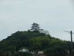 西國寺を出て，宿泊ホテルにチェックイン．
まだ明るいので徒歩で尾道散策．
ます尾道城．かつて博物館として建てられた模擬天守．
廃墟化しているようだ．