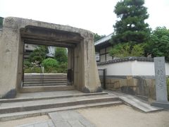 尾道といえば，坂・寺・猫ということで尾道駅側から順次寺を周る．
前回来た際に一通り回ったのでとりあえず千光寺を目指して､通り道のみ立ち寄る．
まず持光寺．
9世紀中頃創建の浄土宗寺院．本尊五劫思惟阿弥陀如来．
所在地尾道市西土堂町．
写真の石門，延命門が印象的だ．