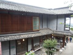 光明寺から北東へ300mほど坂を上り続けみはらし亭へ．
1923年頃の建造，木造2階建，入母屋造，桟瓦葺，国登録有形文化財．
所在地尾道市東土堂町．カフェ，ゲストハウスとして利用されている模様．