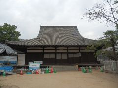 共楽園から東へ700mほど，国道2号経由で常称寺へ．
1309年の創建，本尊阿弥陀如来の時宗寺院．
所在地尾道市西久保町．
写真は本堂，室町前期の建造一重，入母屋造，本瓦葺，国重要文化財．