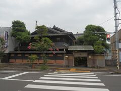 常称寺から南東へ400mほど，竹村家本館．
大正期創業の老舗料理旅館．
1920(T9)年建造の門及び塀と主屋が国の有形文化財に登録されている．
主屋：1920(T9)年建造，木造2階建，入母屋造，桟瓦葺．
門：木造棟門，切妻造，銅板葺，間口2.4m．
塀：木造，真壁造，桟瓦葺，腰上黒漆喰塗．
所在地尾道市久保3丁目．