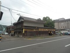 竹村家本館から西へ約100mのところ，こちらも料理旅館の魚信．
こちらは文化財ではなさそうだ．