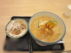 本日の夕食はフードコートの「麺場田所商店」で
甲州味噌ラーメンとチャーシュー小丼セット

個人的に味噌ラーメンは、あまり好きでは無いのですが、此処の味噌ラーメンはすごく美味しかったです