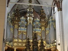 大聖堂内にオルガンの音色が響き渡りなかなかの迫力。
演奏後には演奏者のIlva Lempaさんが顔を見せ手を振ってくれた。