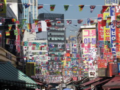 南大門市場の国旗類。換金の為素通り。