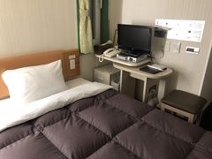 週末の仙台で、１泊6,000円台は安い方だけど、
この部屋の狭さ。

海外旅行中の旅仲間のS氏から、
ラインで広大な客室の写真が送られてきて、
その格差に驚愕。