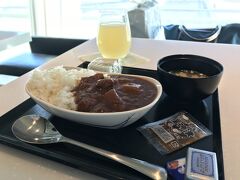 ラウンジ内も結構混んでいるー。
ヌードルバーがすごい混雑だったので、カレーとお味噌汁の朝ごはん。
きつねうどんのつもりだったのに。
でも美味しかった！