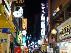 満腹になったので、食後の散策もかねて南浦洞方面へ。
この辺りも日本式居酒屋やBarがあってカップル多めな雰囲気で、道路には著名人の手形が並んでいた。