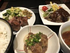 牛タン三昧定食を注文。どれも無茶苦茶うまかった。