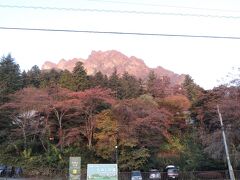 11月4日　(日)　　はれ

3日の夕方、急に思い立って来てみました妙義山。
早朝の赤く染まる白雲山を駐車場より望む