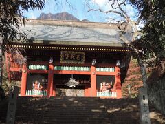 妙義神社の赤門
朝早いので観光の方々はまだ来てません。
いるのは力の入った登山者たち(笑)
