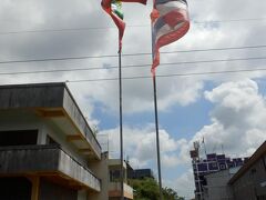 サパーンにタイとパマーの国旗（トンチャート）が掲げられてる。

タイとパマーのトンチャートが並んでる場所がチャーイデーンらしい。

地面に線（サーイ）が引かれてないからチャーイデーンを跨いで写真撮影（ターイループ）できず。