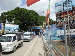 目の前にパマーの青い（ナムグン）門（プラトゥー）。

4年前のツアーの時は行くことができなかったタチレク。

タイ側のソートーモーから恨めしく眺めた記憶がよみがえる。