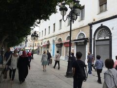 フランス通りは広い大通りです。
ここで観光バスを降りて、フランス門から旧市街に入ります。