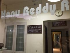 本日の宿
Hanu Reddy Residence Wallace Garden
チェンナイ・エグモア駅の南側にある、ホテルとゲストハウスの中間のような宿。設備がやや古くその割には1泊2300ルピーとインド他都市の水準からするとやや高めだけど、スタッフのホスピタリティが良く朝の南インドご飯が美味しかった。
そしてここ、周りが高級住宅地なので地域の雰囲気が良かった。夜23時まで歩いてても怖さをあまり感じないというインドらしからぬ抜群の治安の良さ！もちろん警戒は必要ですが、夜歩きたい派としては良い宿のチョイスだった。

https://www.hanureddyresidences.com