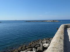 海岸沿いの城壁の向こうはイオニア海で、小さな島も見えます。なかなか景色の良い場所です。