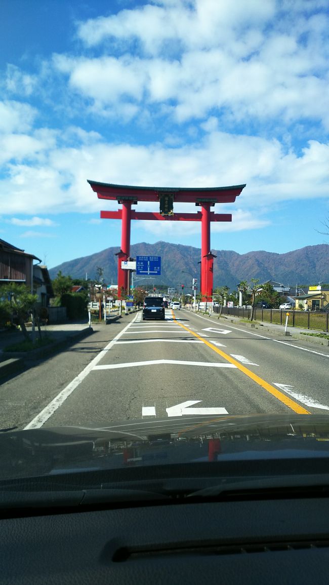 高速の三条燕インターを降りてまず向かった先は、弥彦神社です。神社に行く手前で大鳥居が見えてきました。<br />昭和57年、上越新幹線開通を記念に奉建されたもので、大鳥居越しに弥彦山が綺麗に見えました。