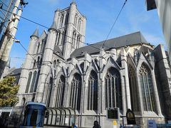 コーレン広場で市電を降りると、すぐ近くに立派な教会があった。
聖ニコラス教会ね。
