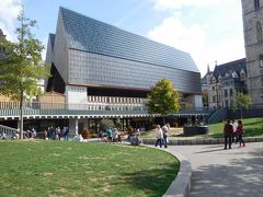 この近代的な建物のおトイレを借りた。
レンタルサイクルもあった。
