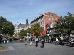 モントリオールを発見した人の名をとったジャック・カルティエ広場（place Jaque quartier）
広場というか、歩行者天国の幅広い坂道。