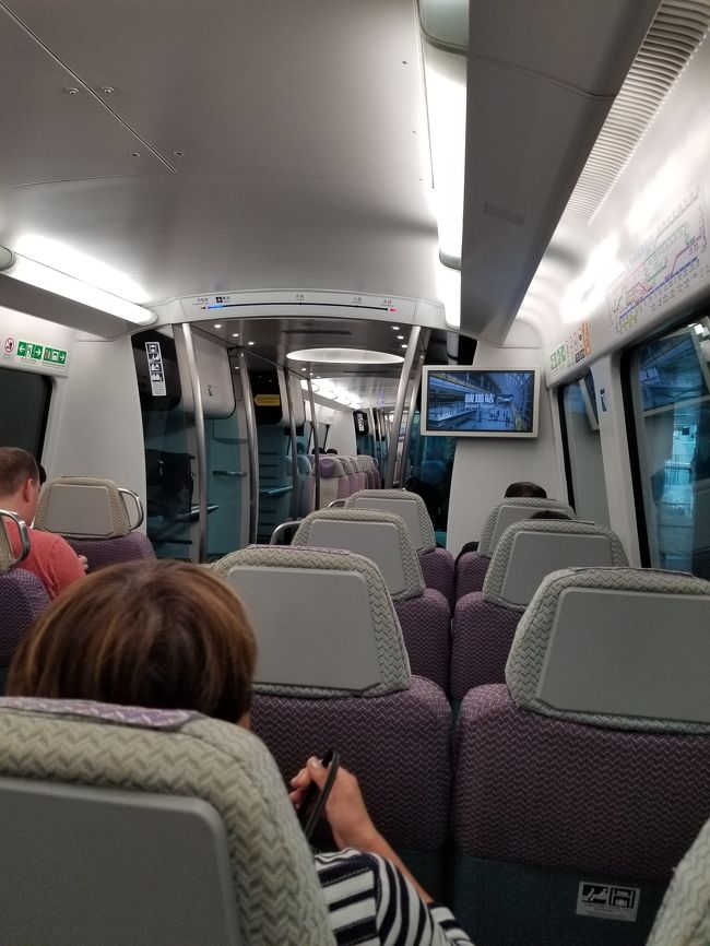 無事に空港に到着し、電車で九龍の方まで移動。<br />エスカレーターも早いが電車も早い。