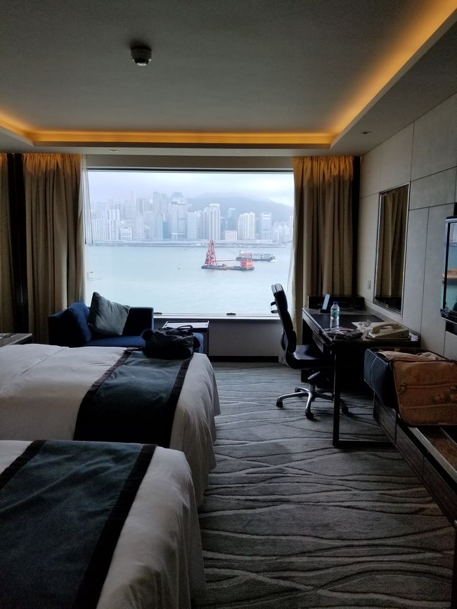 ホテルの部屋からビクトリアハーバーが見える。<br />夜が楽しみ。