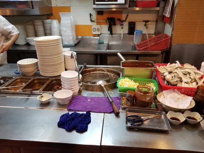 おじさん一人で全部調理して忙しそうだったけど、よーく見ると麺も野菜も何もかも同じ鍋で茹でてた...鍋のお湯はまるで泥水の様...(゜ロ゜)　