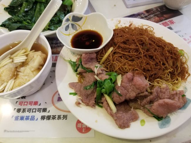 上に掛かってる茶色い粉を殆どの料理に掛けてたので　もしかしたら全部　同じ味なのかも...と思いながら完食は出来なかったけど海老ワンタン入りのスープは美味しかった(^○^)