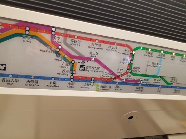 お腹も満たしたので地下鉄で移動です。<br />日本と違って車内の音量が凄い(^^;<br /><br />