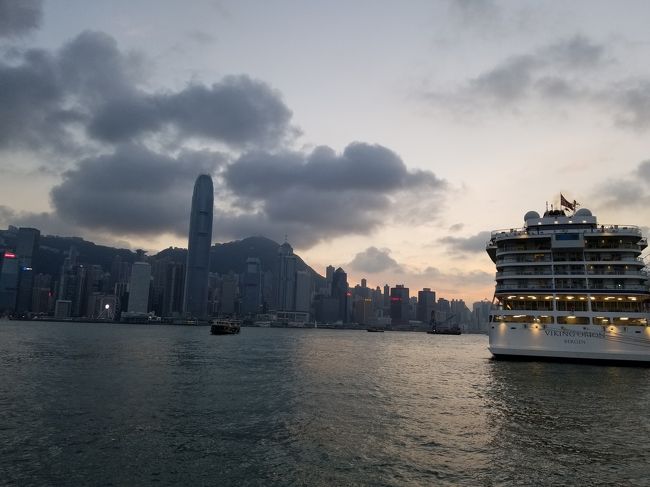次の目的はスターフェリーに乗って夜景を見る。<br />港に早めに着いたので日が落ちるまで待ちます。<br />カップルだらけです(^^;