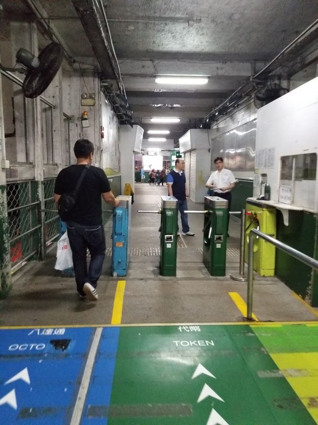 さて乗りましょうか。<br />混んでるかと思いきや　皆さっきの港で写真撮るだけで乗らない様です。<br />カードでタッチで乗れるので便利ですね。