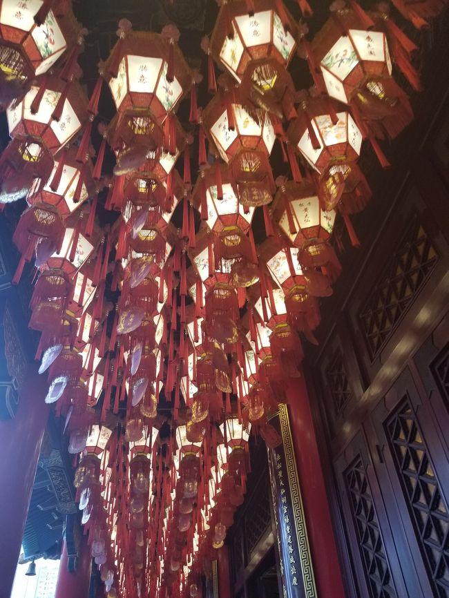 廊下の天井はこんな提灯？がビッシリありました。<br />名前っぽい字が書いてたので寄付した人が書いてるのかな？とても綺麗です。