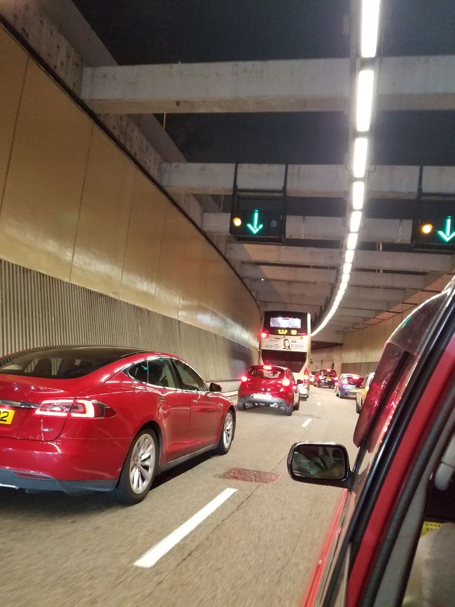 有料ですが安い道と高い道があるそうです...<br />8倍くらい通行料が違うそうです。<br />夜は空いてて差はありませんが日中は急いでる人は高い方を走って行くそうです。<br />そんなに違うのかな？？