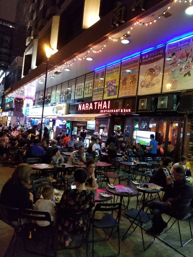 夜も風が気持ち良いので　お外でご飯も良いねと散策。しかし　つまみ食いしながらブラブラしてたのでお腹空かず。一旦ホテルに帰り1時間程休憩します。