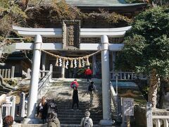 陸奥国で金が発見されたことから、
西暦752年頃に創建された神社。

あの時代によく陸から離れたこの島に神社をつくったものだ・・・