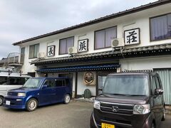 今回の宿は「長浜荘」
「魚道場」という食事処が併設しています。