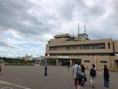 直江津港より佐渡汽船高速カーフェリーに乗って佐渡島の小木港に向かいます。