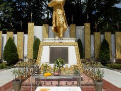 正面に凛々しい姿の銅像（ジャムローン）。